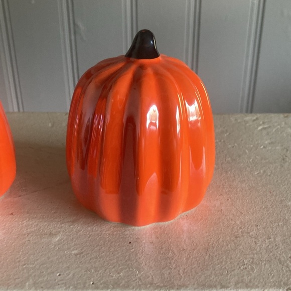 NWT- Set of 2- Vibrant Orange Pearl Glazed Porcelain Pumpkin Decorations - Picture 7 of 17